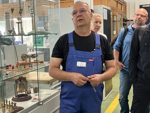 Ausbilder beim Rundgang Annedore Leber BBW