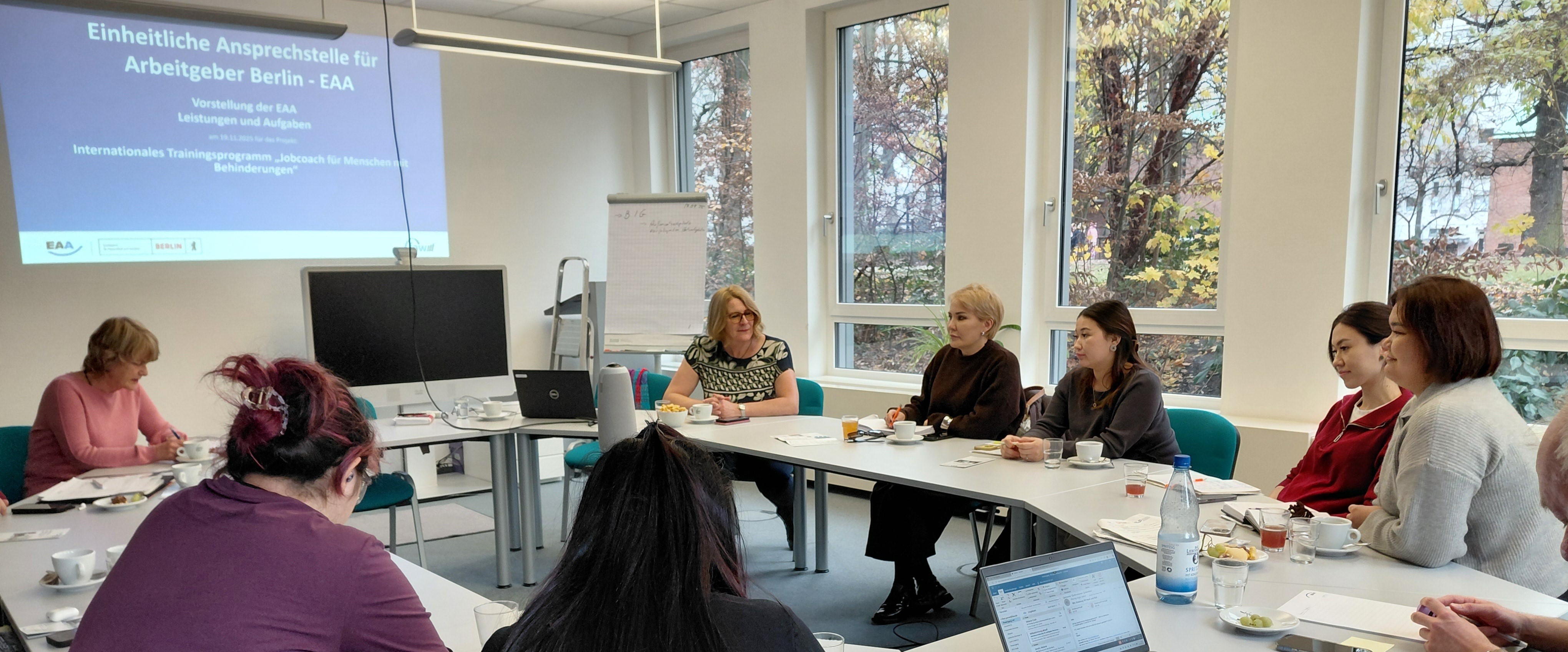 Im Gespräch am Runden Tisch