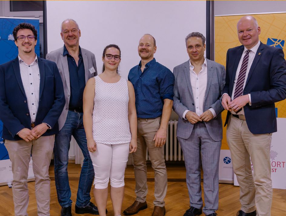 Gruppenfoto, Benennung links im Text